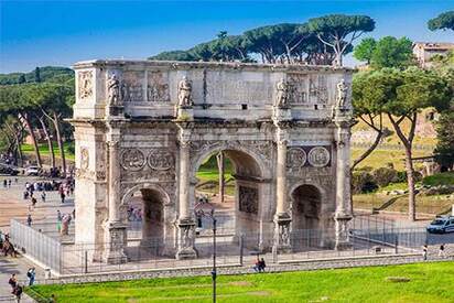 El Colosseum y el arco de Constantine Roma