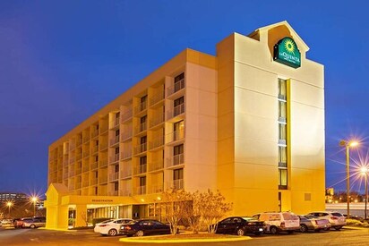 La Quinta Inn Suites by Wyndham Nashville Airport Hotel