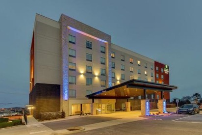 Holiday Inn Express & Suites Nashville Metrocenter Downtown, an IHG Hotel
