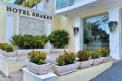 Hotel Shakey