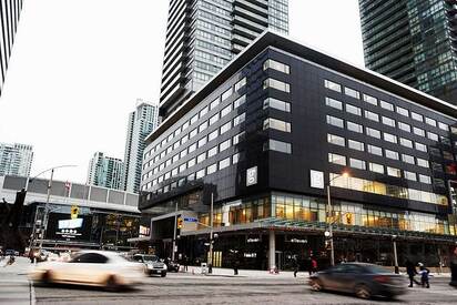 Le Germain Hotel Toronto Maple Leaf Square