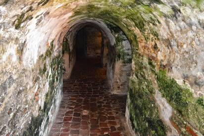 Navegar por los túneles de Castillo San Felipe de Barajas Cartagena