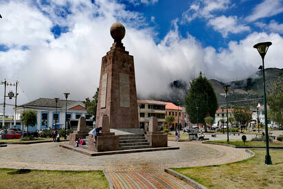 Pisa la mitad del mundo Ecuador 