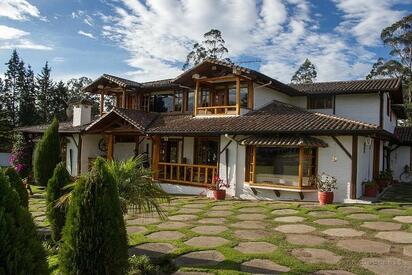 Quito airport suites hotel Ecuador 