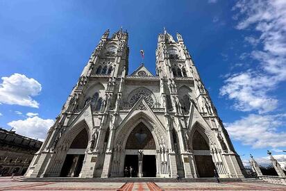 Subir a la Basílica Ecuador 